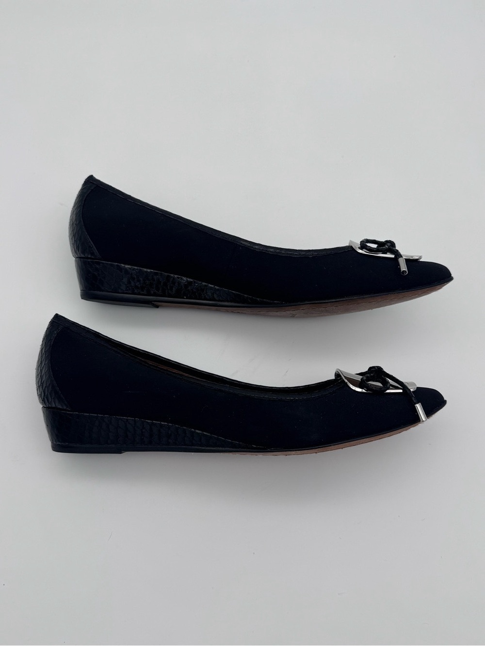 Donald Pliner Black Pointed Toe Silver Plate Bow Low Wedge Flats Size 7 - Picture 6 of 12